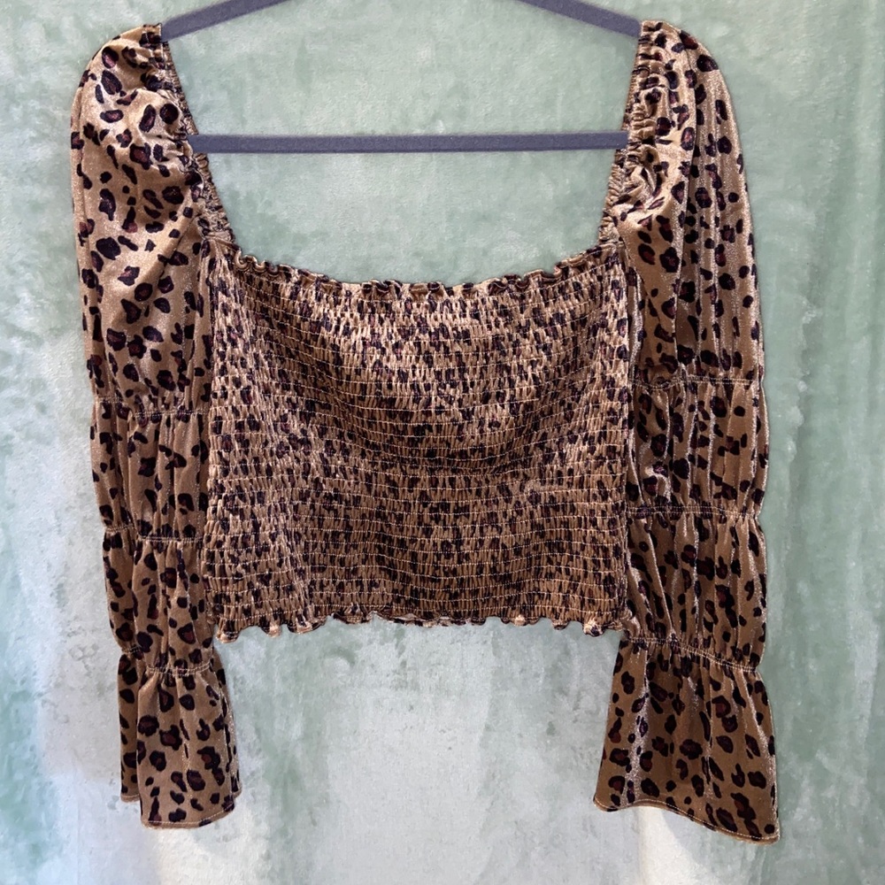 Cheetah velvet bubble sleeve crop top